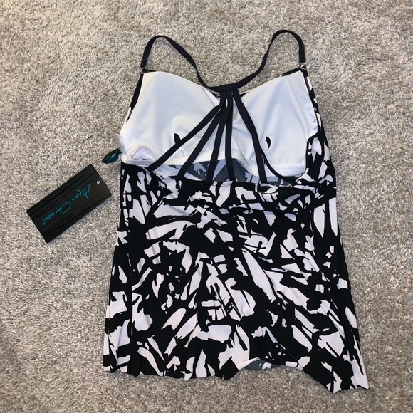 BRAND NWT Aqua Green Black & White Swim top sz M - Picture 12 of 15